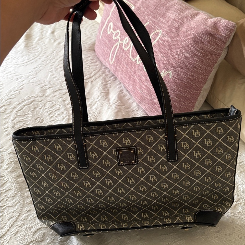 BNWOT Dooney & Bourke Black and Cream Logo Pattern Bag